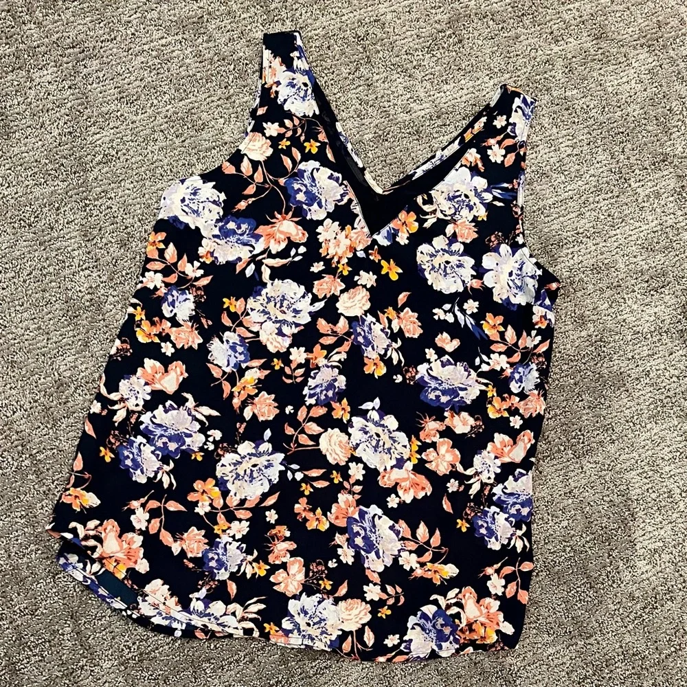 NWOT - MAURICES Dark Navy Floral Dressy V-Neck Sleeveless Top in Size M - Picture 1 of 9